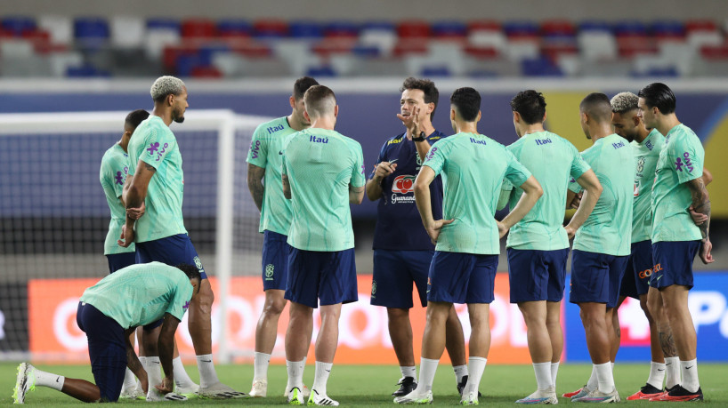 Fernando Diniz conversa com jogadores em treino no Mangueirão