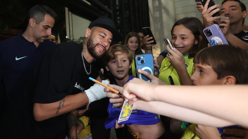 Atacante Neymar durante chegada à concentração da seleção brasileira