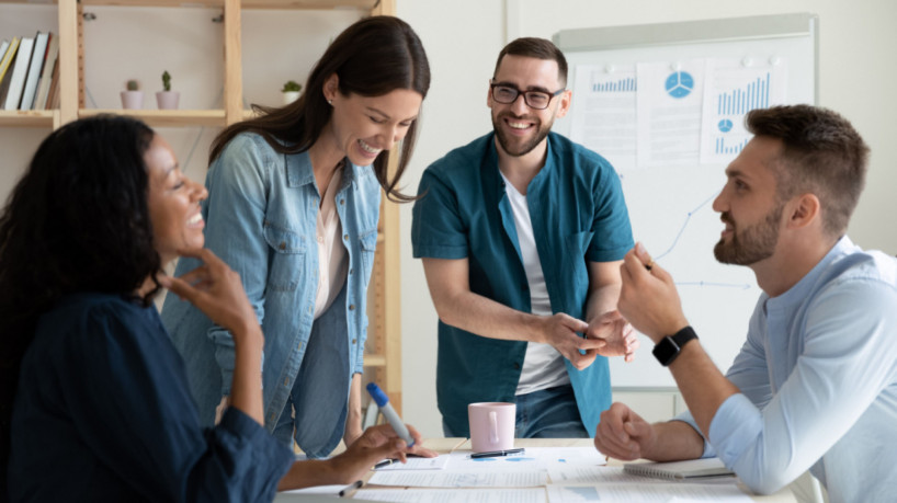 Saber trabalhar em equipe é uma das competências mais procuradas pelas empresas (Imagem: fizkes | Shutterstock)