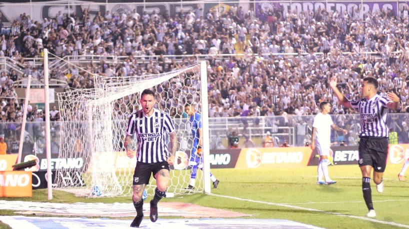 Tiago Pagnussat comemora gol marcado para o Ceará diante do Londrina, no estádio Presidente Vargas, pela Série B do Brasileirão. 