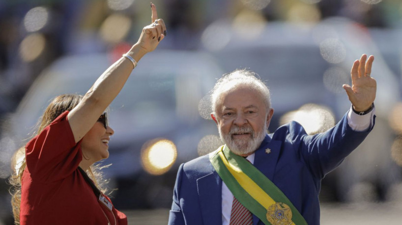 A primeira dama Janja faz o "L", gesto da campanha de Lula, durante desfile de comemoração da independência do Brasil, em 7 de setembro de 2023
Foto: Joédson Alves/Agência Brasil
