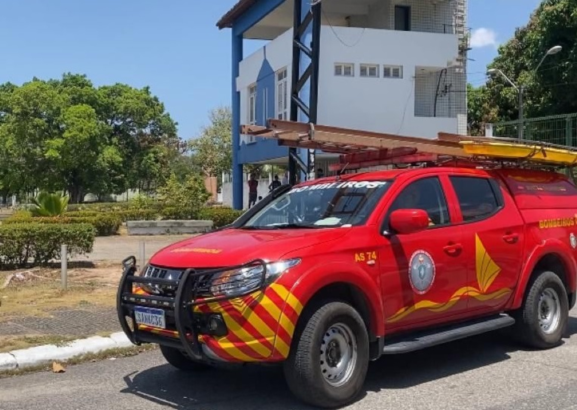 ￼Bombeiros e Polícia estiveram no local (Foto: WhatsApp O POVO)