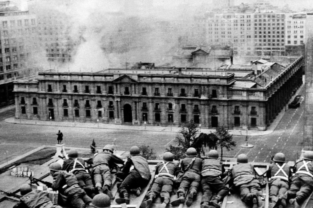 Tropas do Exército chileno posicionadas em telhado diante do Palácio La Moneda, em Santiago, que pegava fogo em 11 de setembro de 1973, durante o golpe militar liderado pelo general Augusto Pinochet, que derrubou o presidente constitucional chileno Salvador Allende, que morreu no palácio durante o ataque. Pinochet tomou o poder num golpe sangrento apoiado pela CIA em 11 de setembro de 1973, que viu o primeiro líder marxista eleito do mundo, Salvador Allende, cometer suicídio no palácio presidencial enquanto as tropas se aproximavam(Foto: AFP)