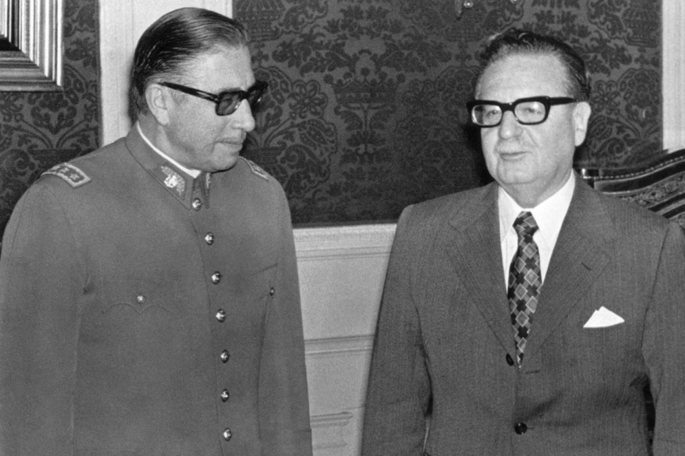 O general Augusto Pinochet (à esquerda) posa com o presidente chileno e líder marxista Salvador Allende em Santiago em 23 de agosto de 1973, pouco depois de Allende tê-lo nomeado chefe do Exército, apenas três semanas antes do golpe de Pinochet que levou à morte de Allende. Pinochet tomou o poder num golpe sangrento apoiado pela CIA em 11 de setembro de 1973(Foto: AFP)