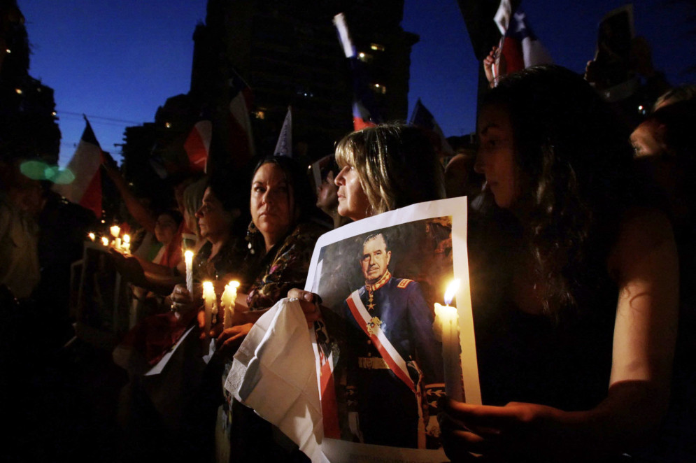 Simpatizantes do ex-ditador chileno Augusto Pinochet em vigília em frente à Escola Militar de Santiago, 10 de dezembro de 2006(Foto: DAVID LILLO / AFP)