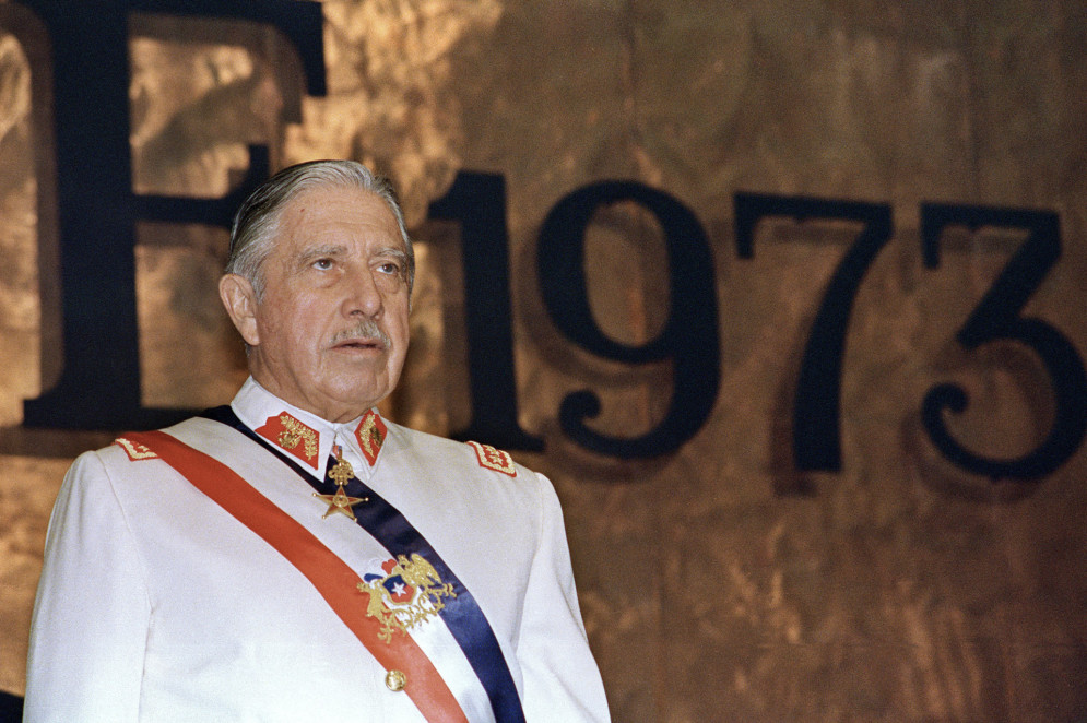 O então presidente do Chile, general Augusto Pinochet, durante cerimônia oficial em Santiago, em 11 de março de 1988(Foto: MARCO UGARTE / AFP)