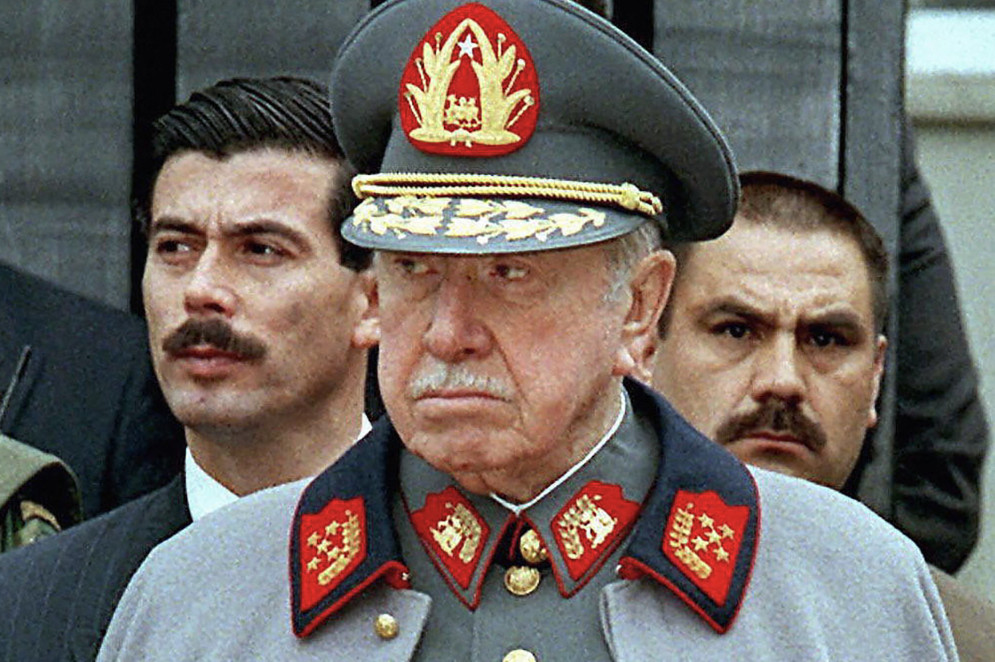 Ex-ditador do Chile, Augusto Pinochet, em 11 de setembro de 1997. Augusto Pinochet suspendeu a democracia usando a força militar para derrubar um presidente eleito pelo povo e governar o Chile com mão de ferro. No entanto, 50 anos depois de ter tomado o poder em 11 de Setembro de 1973, e apesar do legado brutal, o general continua a inspirar mais admiração do que condenação entre muitos num país que continua profundamente desconfiado da esquerda política(Foto: CRIS BOURONCLE / AFP)