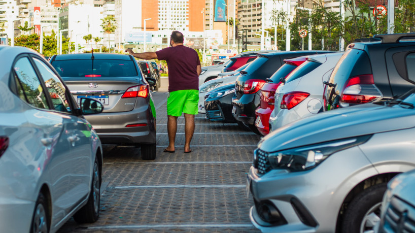 ￼DEPOIS da reforma, Beira Mar 
continua com estacionamentos disputados  