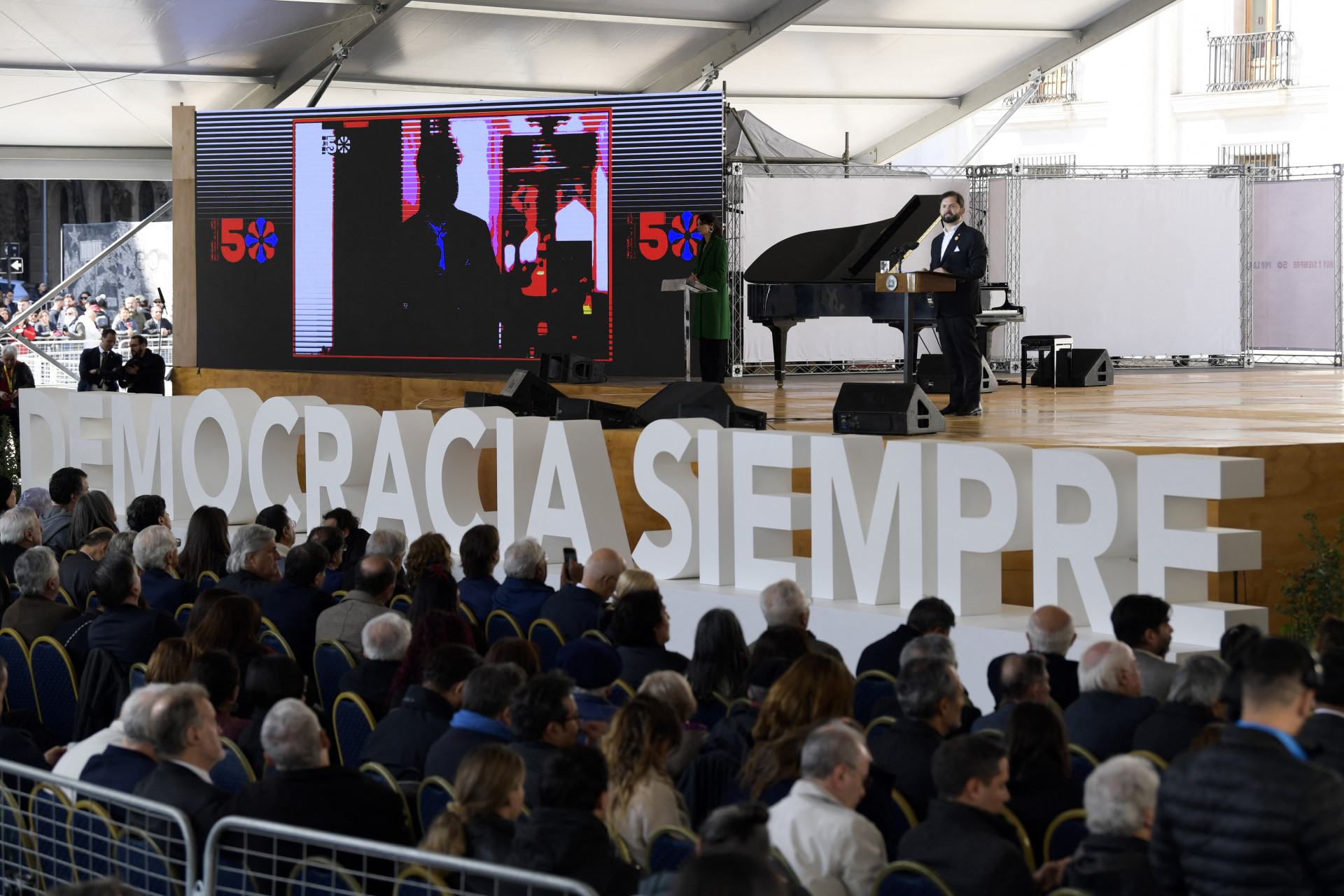 O presidente do Chile, Gabriel Boric, fala durante cerimônia de comemoração do 50º aniversário da ditadura chilena em frente ao Palácio Presidencial La Moneda, em Santiago, no dia 11 de setembro de 2023. O presidente do Chile, o esquerdista Gabriel Boric, lidera uma série de eventos para comemorar os 50 anos do golpe de Estado que derrubou o governo de Salvador Allende, com a presença de líderes latino-americanos e de Tom Morello, guitarrista do Rage Against the Machine.

 (Foto: Javier TORRES/AFP)