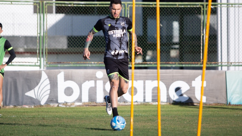 Zagueiro Tiago Pagnussat durante treinamento no CT de Porangabuçu 