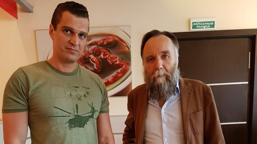 Eduardo Fauzi (de camisa verde) ao lado de Alexandr Dugin, teórico de extrema-direita