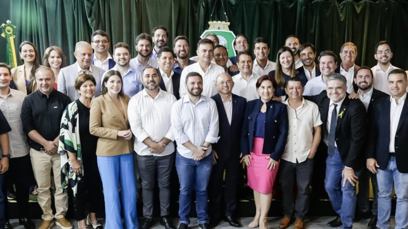 Evandro com deputados no Palácio da Abolição