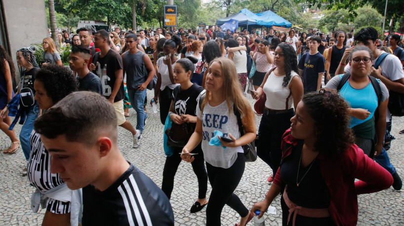  Estudantes fazem segundo dia de provas do ENEM, na UERJ