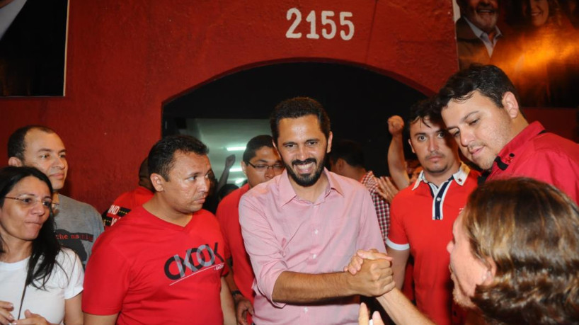 Coletiva do candidato Elmano de Freitas do Partido dos Trabalhadores (PT) após derrota no segundo turno das eleições municipais 2012 para prefeito de Fortaleza
