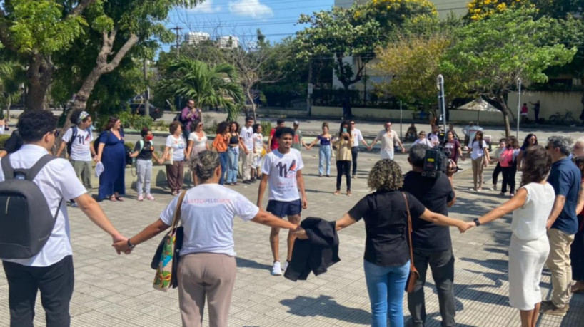 Movimentos que pedem por justiça pelos assassinatos da Chacina do Curió se reúnem no Fórum Clóvis Beviláqua, em Fortaleza, antes do início do terceiro julgamento de oito policiais militares acusados de participação no crime