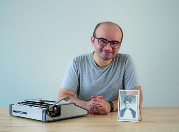 O cearense Stênio Gardel tornou-se o primeiro brasileiro a ganhar um National Book Award, prêmio literário dos EUA. 