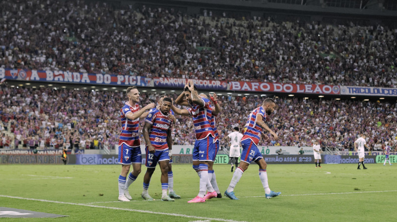 Jogadores comemoram gol durante jogo entre Fortaleza e Corinthians, pela Série A 2023. 