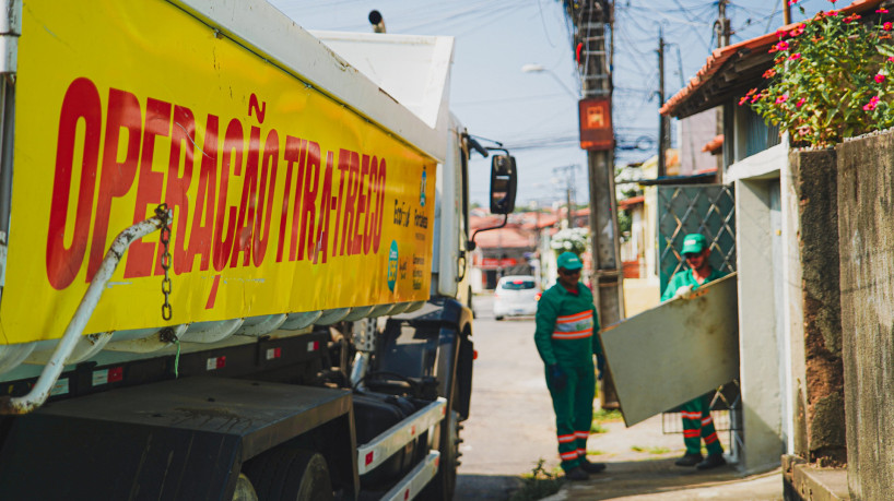 A operação conta com o auxílio de garis para a retirada de materias de grande volume