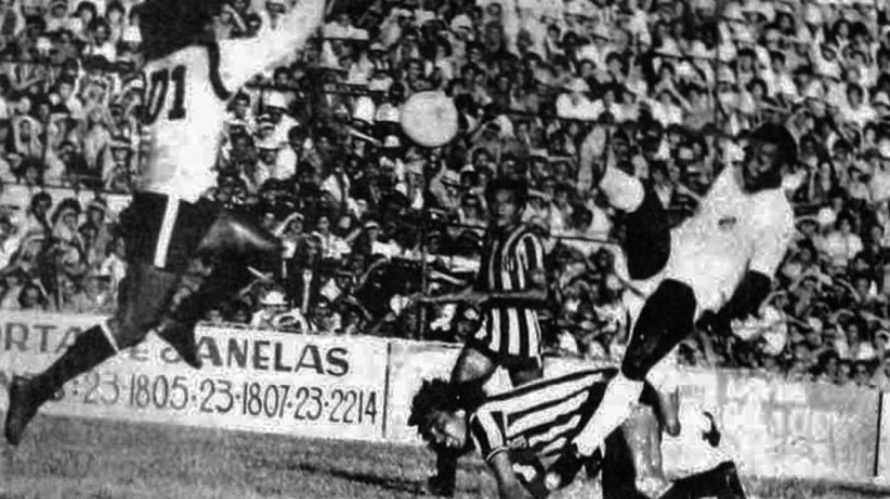 Pelé em ação pelo Santos no Estádio Presidente Vargas, em partida contra o Ceará, no dia 3 de dezembro de 1972