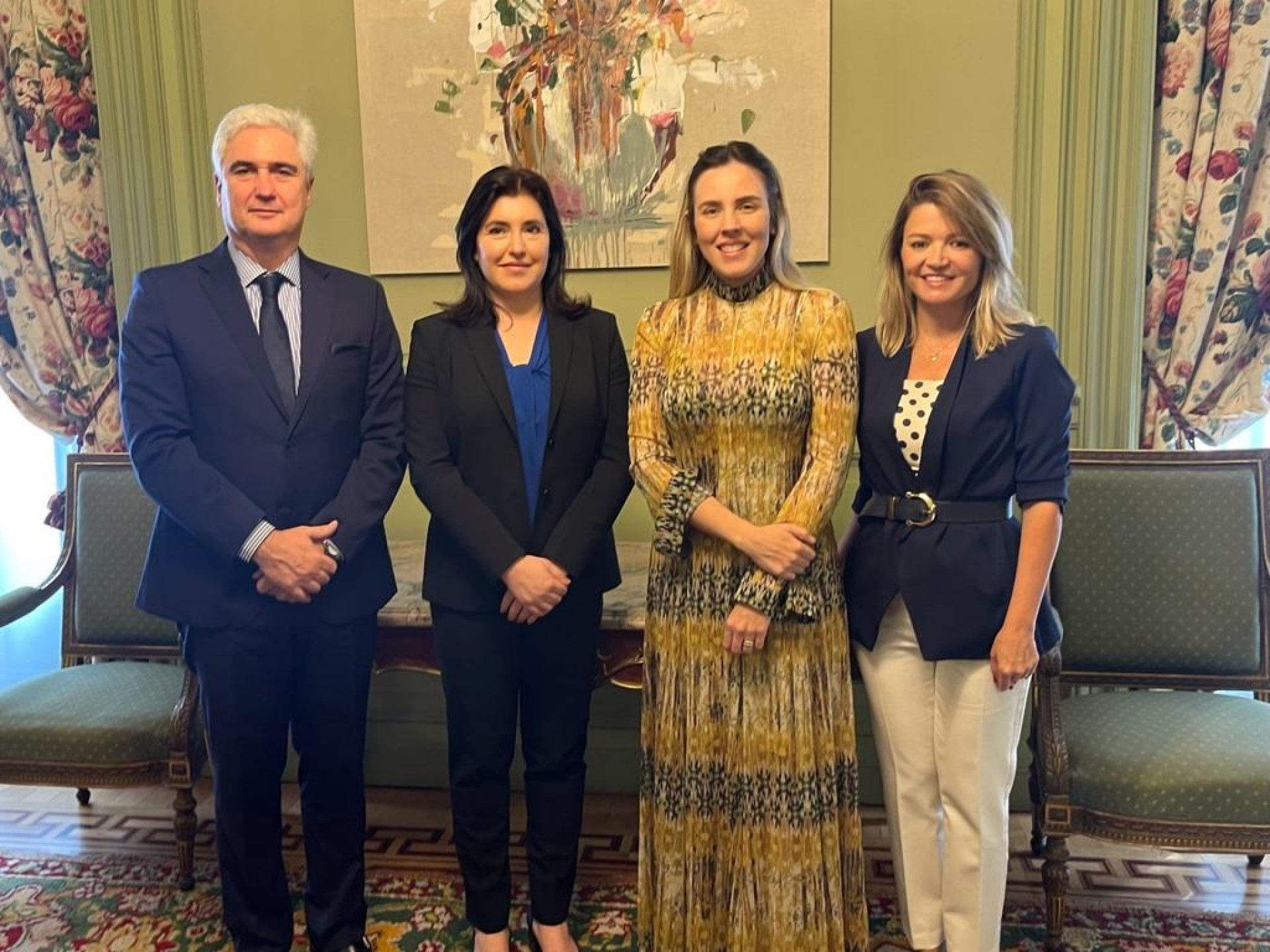 Jade Romero esteve hoje na Embaixada do Brasil na Espanha, na companhia da ministra Simone Tebet (Foto: DIVULGAÇÃO)