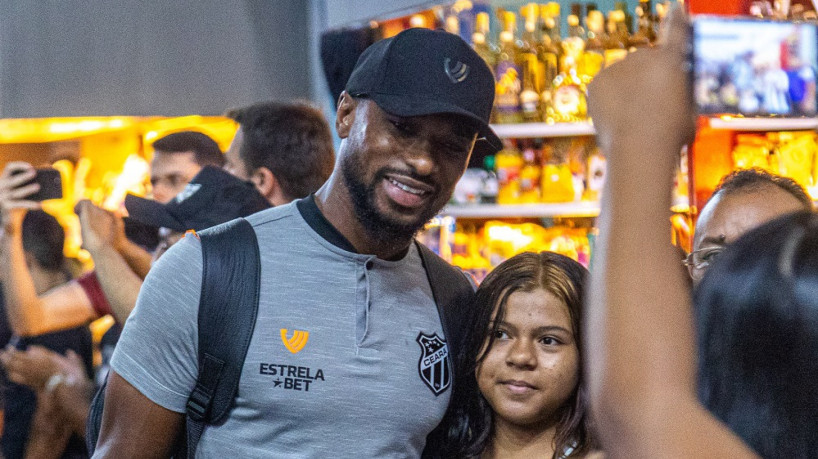 Luiz Otávio com torcedora no embarque do Ceará para jogo diante do Novorizontino, pela Série B.