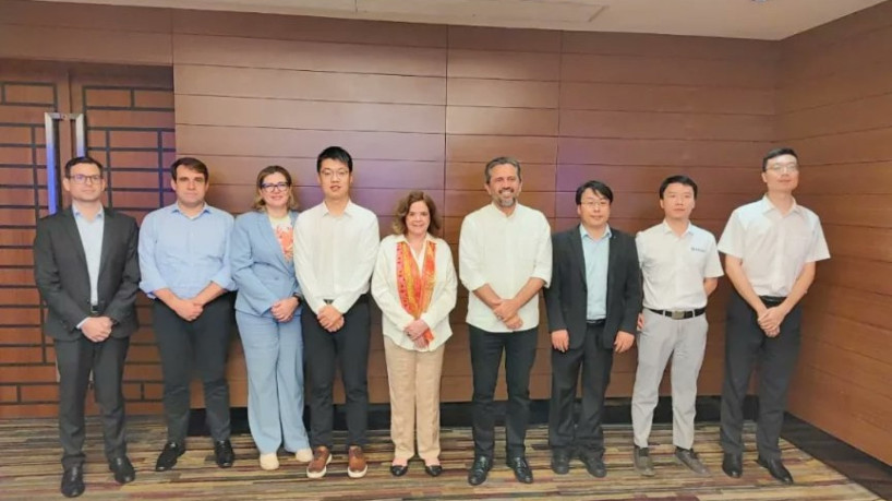 Governador Elmano com representantes da  Jiangsu Guofu Hydrogen Energy Equipment