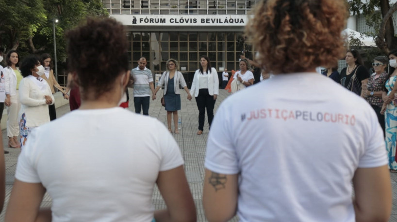 Mães do Curió em frente ao Fórum Clovis Bevilaqua