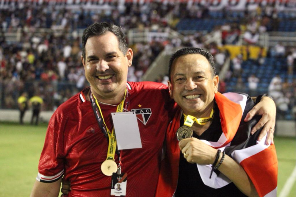 O presidente do Ferroviário, Aderson Maia Júnior (esquerda), e o treinador da equipe, Paulinho Kobayashi, posaram juntos em comemoração do título do Ferroviário do Campeonato Brasileiro Série D 2023(Foto: FÁBIO LIMA)