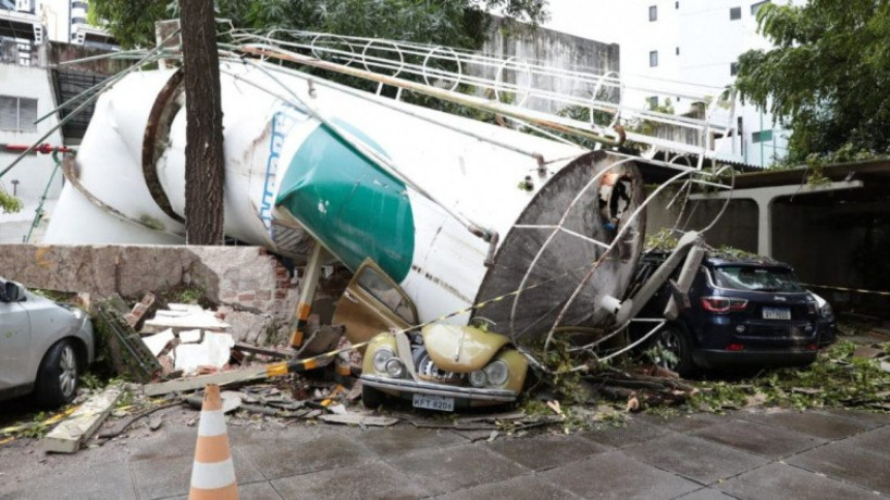 Caixa d'água da loja do Pão de Açúcar no bairro do Parnamirim, no Recife, desaba sobre prédio 