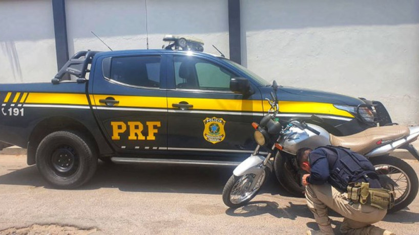 Um motorista com sinais de embriaguez foi preso em flagrante pela Polícia Rodoviária Federal (PRF) por conduzir uma motocicleta adulterada em Brejo Santo