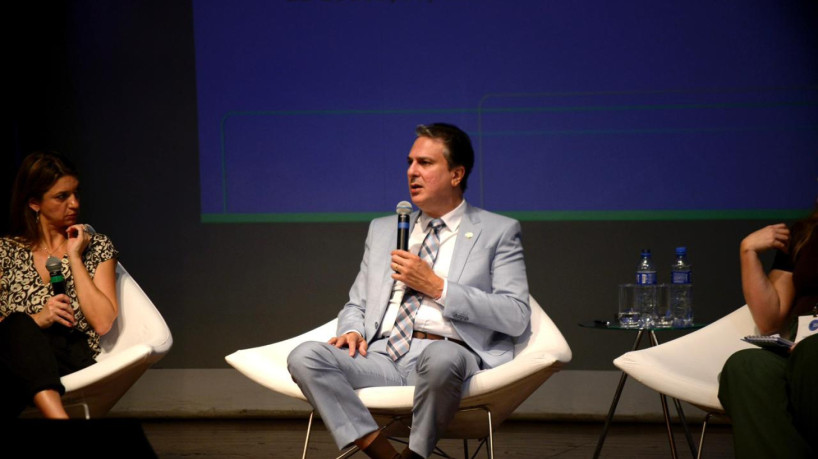 Ministro da educação, Camilo Santana, responde perguntas de jornalistas, durante Congresso, em São Paulo, nesta terça-feira, 19