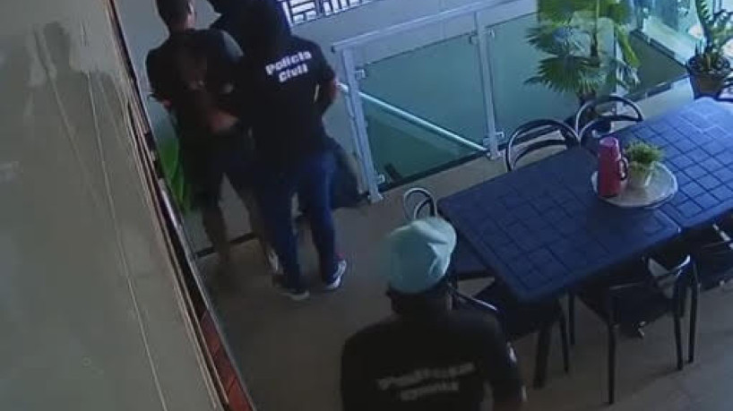 Criminosos se disfarçaram de policiais civis para render empresário 