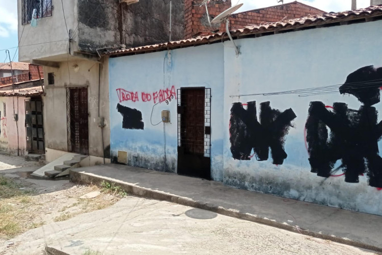 Pichações de facções apagadas no bairro Marechal Rondon, em Caucaia