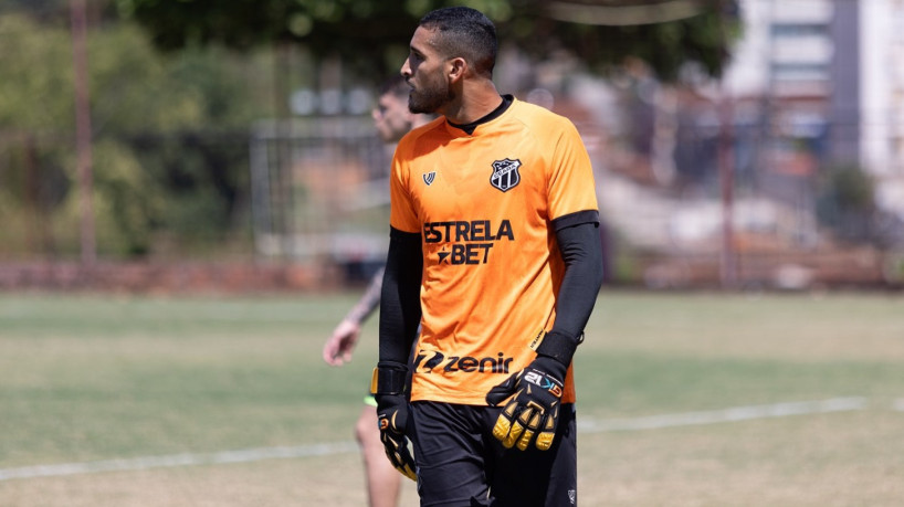 Goleiro André Luiz durante treinamento do Ceará no CT Joaquim Grava