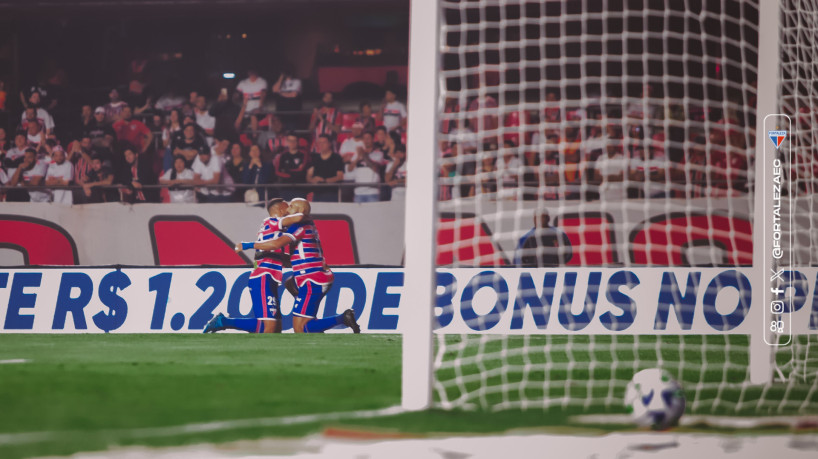 Zé Welison e Guilherme comemorando gol marcado pelo Fortaleza contra o São Paulo