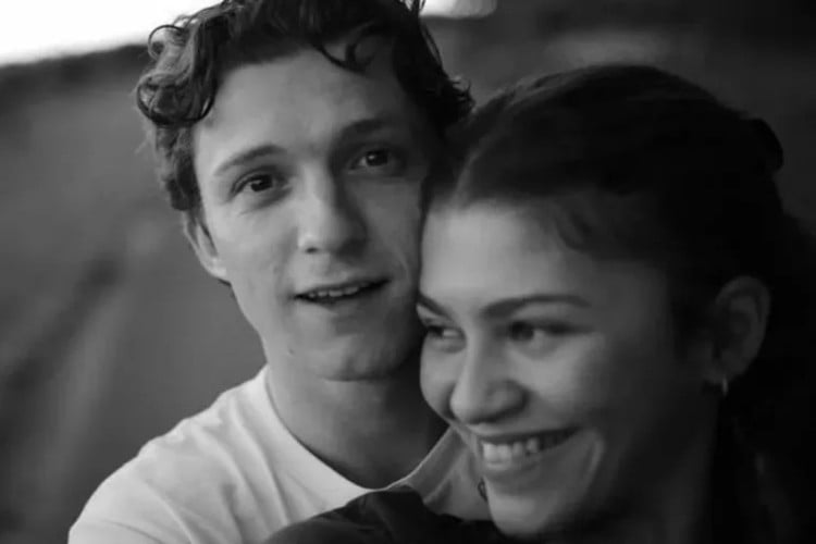 O casal Zendaya e Tom Holland ficam noivos após quatro anos de relacionamento; atriz exibiu anel durante Globo de Ouro