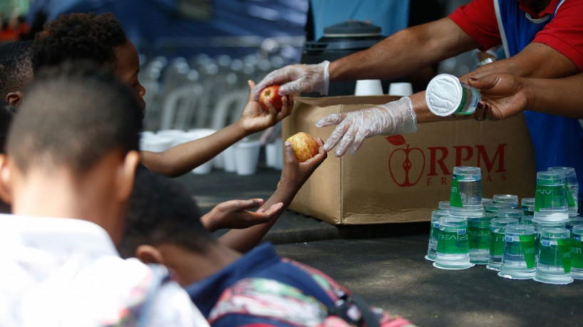 São Paulo SP, 21/09/2023,  Operação Altas Temperaturas, da prefeitura de São Paulo, na Praca da Republica, distribui agua e frutas para pessoas em situação de vulnerabilidade para amenizar o impacto do calor previsto para os próximos dias.
Foto Paulo Pinto/Agência Brasil