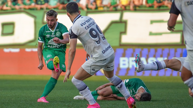 Pavani, da Chapecoense, foi o responsável pelo gol que culminou na derrota do Ceará na Arena Condá