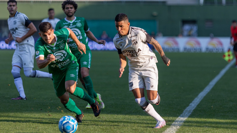 Atacante Erick, do Ceará, disputando a bola com o atleta da Chapecoense, pela Série B