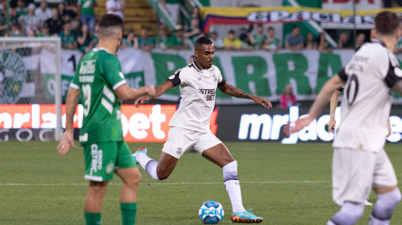 Volante Caíque, do Ceará, com a bola dominada contra a Chapecoense, pela Série B