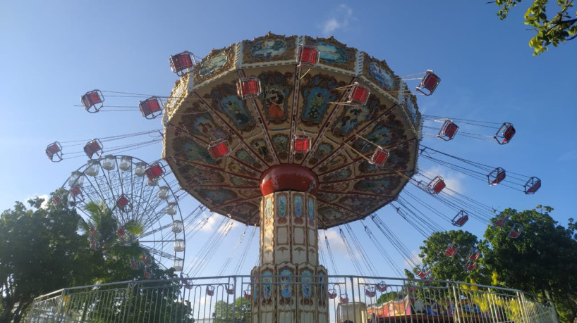 No brinquedo Wave Swinger do parque de diversões Mirabilândia, em Olinda, as cadeiras sobem até a altura de 12 metros 