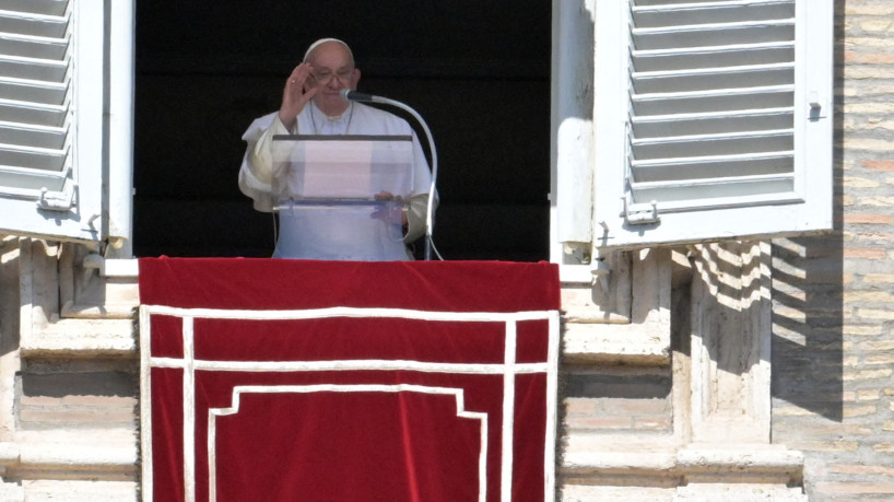 O Papa Francisco acena da janela do palácio apostólico com vista para a praça de São Pedro durante a oração semanal do Angelus 