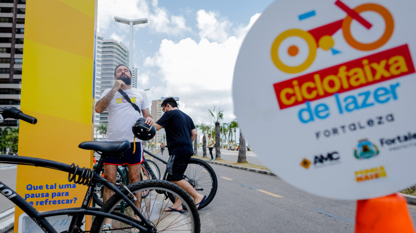 FORTALEZA-CE, BRASIL, 24-09-2023: Xiringador. Prefeitura lança nova Ciclofaixa de Lazer com trecho fechado para veículos e instalação de equipamento para diminuir a sensação de calor dos ciclistas, Entre as novidades está o trecho fechado para veículos na Avenida Desembargador Moreira, entre as avenidas Santos Dumont e Dom Luís, e a instalação de uma estrutura para diminuir a sensação de calor  dos ciclistas
. (Foto: Aurelio Alves/O Povo)