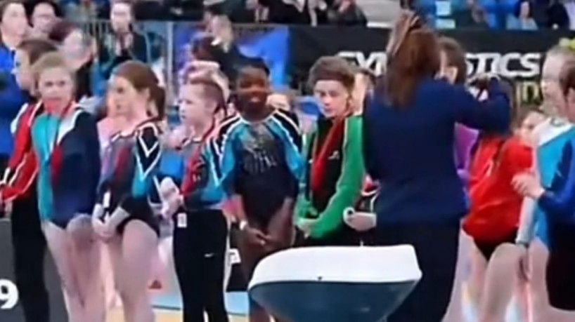 Uma ginasta negra foi ignorada durante a cerimônia de entrega de medalhas de uma competição realizada em Dublin, na Irlanda e internautas apontaram racismo 