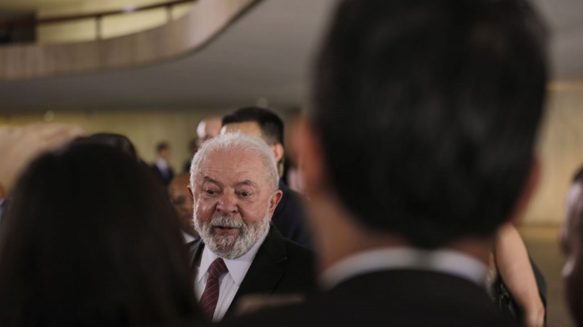 Brasília (DF) 25/09/2023 – O presidente Luiz Inácio Lula da Silva conversa com jornalistas sobre a cirurgia que irá fazer no quadril na próxima sexta feira (29), após encontro com primeiro-Ministro do Vietnã, Pham Minh Chinh, no Palácio do Itamaraty
Foto: Joédson Alves/Agência Brasil
