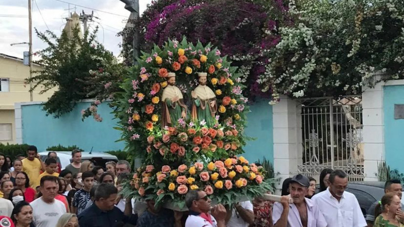 Cosme e Damião, padroeiro das crianças, tem festejos nos dias 26 e 27 de setembro, dependendo da religião.