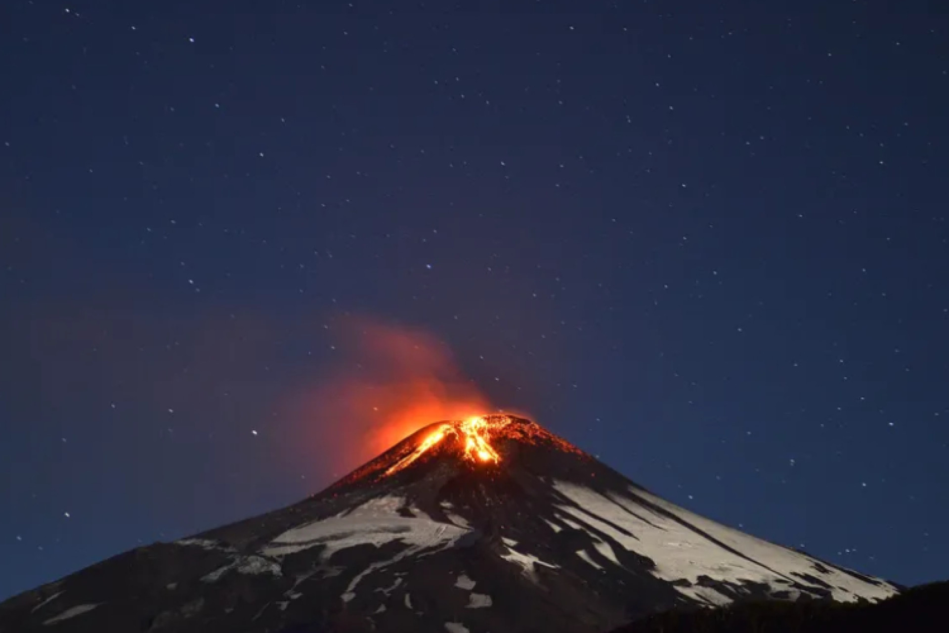 Vulcão Villarrica apresenta instabilidade e pode entrar em erupção nos próximos dias, segundo autoridades chilenas (Foto: ARIEL MARINKOVIC / AFP)