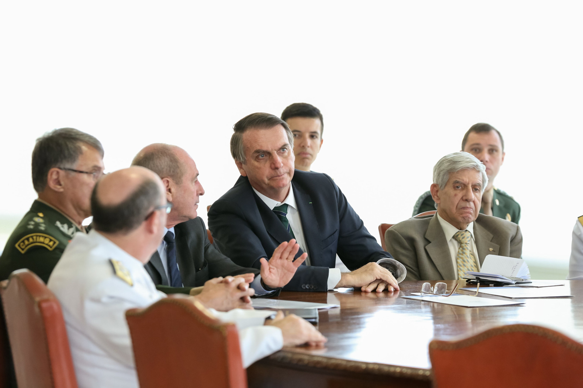 ￼REUNIÃO do ex-presidente Bolsonaro com representantes das Forças Armadas, o então ministro do Gabinete de Segurança Institucional (GSI), general Heleno e ao fundo o ex-ajudante de ordens Mauro Cid (Foto: Marcos Corrêa/PR)