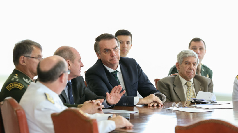 ￼REUNIÃO do ex-presidente Bolsonaro com representantes das Forças Armadas, o então ministro do Gabinete de Segurança Institucional (GSI), general Heleno e ao fundo o ex-ajudante de ordens Mauro Cid