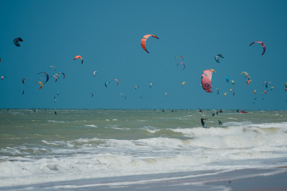 Kitesurfe tem ganhado cada vez mais adeptos no Ceará.(Foto: Eduardo Abreu)